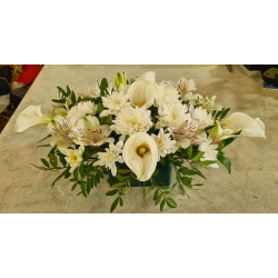 Аранжировка за маса с кала, хризантема и алстромерия