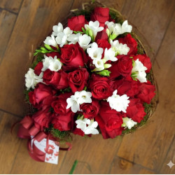 Цветно сърце "Вечна страст" – Аранжировка с червени рози и бяла фрезия