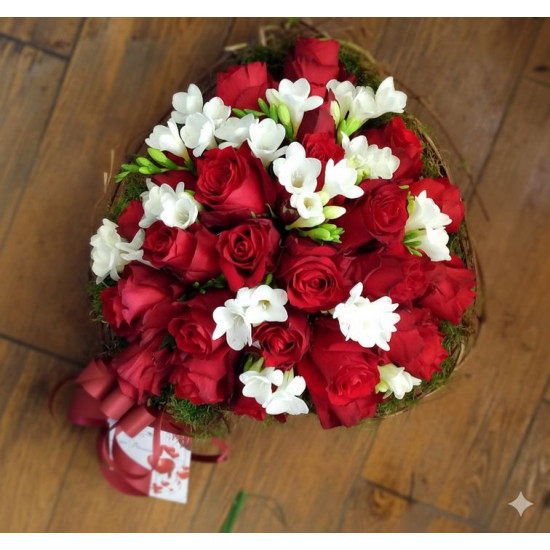 Цветно сърце "Вечна страст" – Аранжировка с червени рози и бяла фрезия