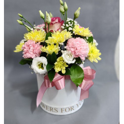 Аранжировка в бяла кутия с роза, еустоми и хризантеми