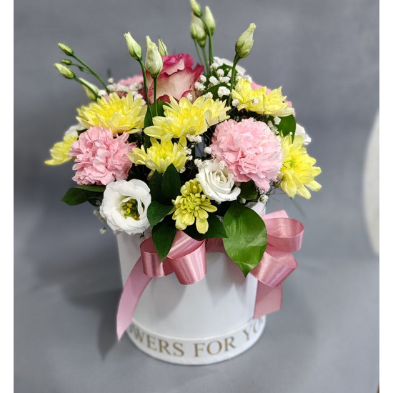 Аранжировка в бяла кутия с роза, еустоми и хризантеми