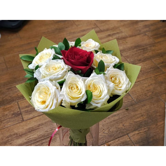Букет с една червена и много бели рози