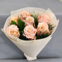 Букет със седем прасковени рози SHMMR