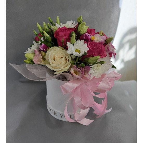 Аранжировка в бяла кутия с розови рози и хризантеми – „Нежна Роса“