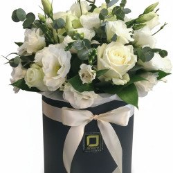 Луксозна черна кутия с бели еустоми, рози и евкалипт