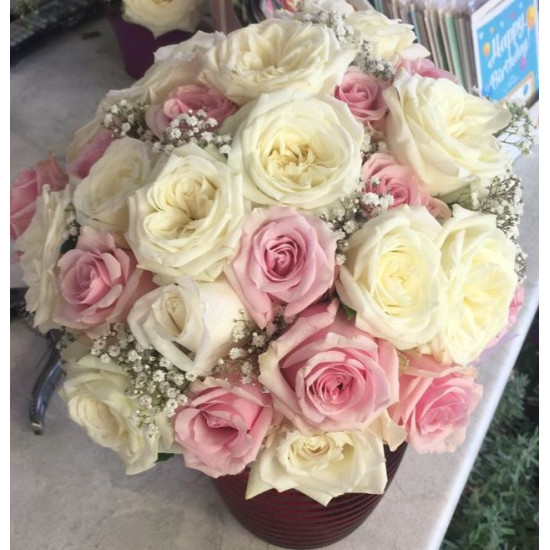 Булченски букет с розови и бели рози