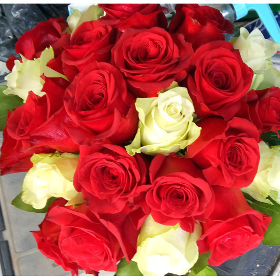 Булченски букет с червени и бели рози